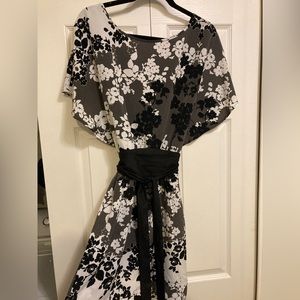 Jonathan Martin Black & White floral belted dress. Size 8.